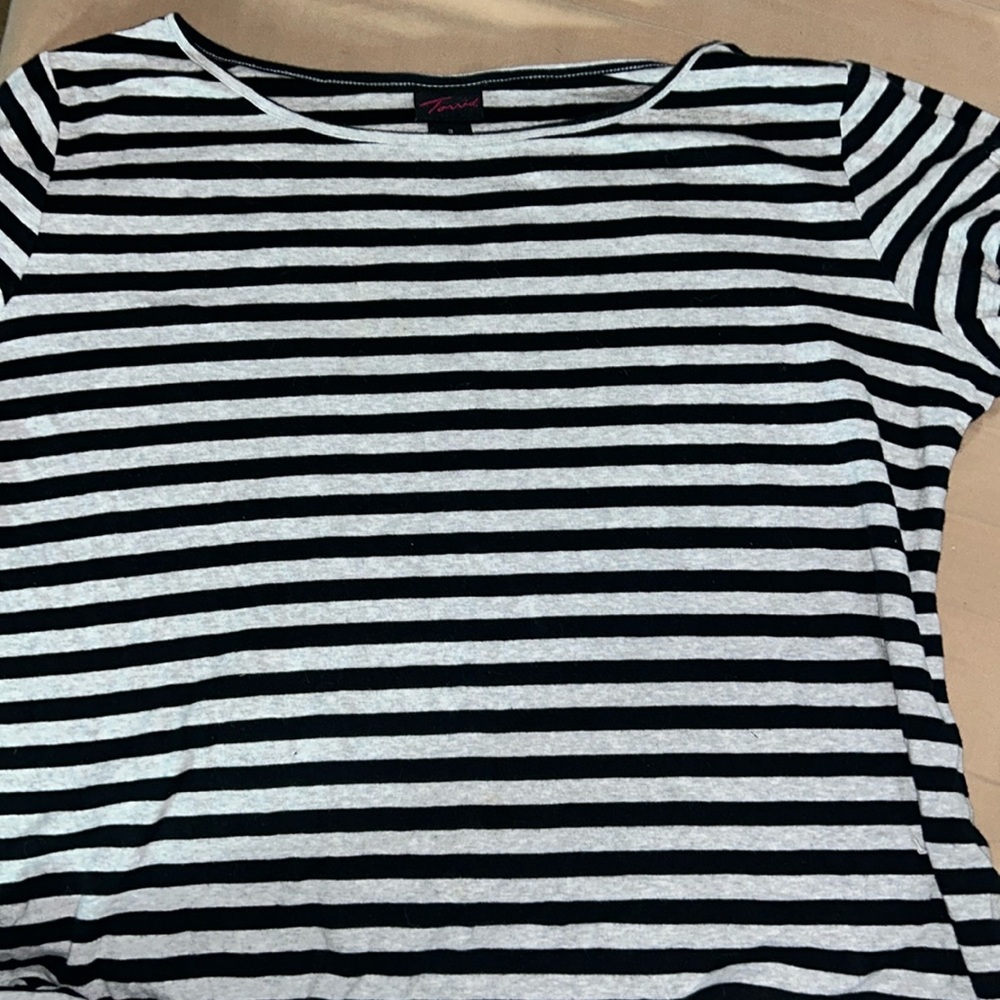 Torrid 3 classic, black & gray striped ringer t with small pocket on left sleeve
